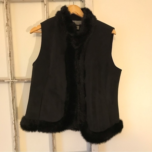 𝅺ANN Taylor vest trimmed with faux fur.  Women’s size medium. Black. - Picture 4 of 7